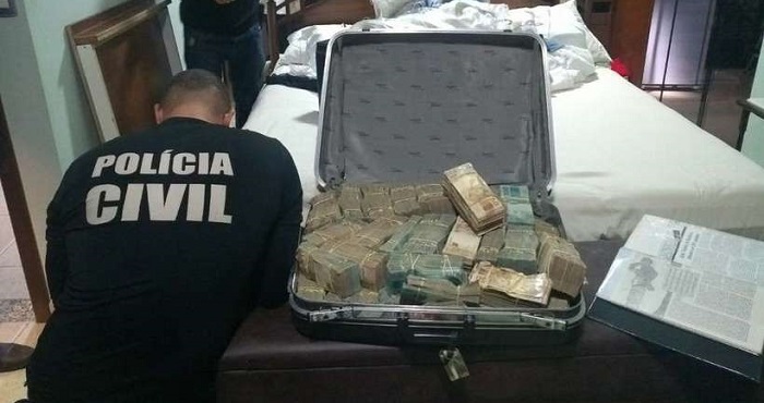 BUSCAS: Polícia apreende pedra preciosa e mala de dinheiro em casa de João de Deus