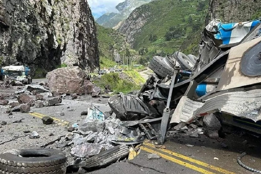 VÍDEO: Deslizamento de rochas no Peru atinge motoristas 