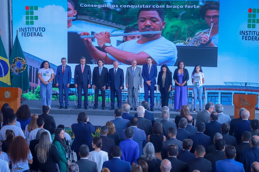 CONFÚCIO MOURA: Senador comemora a expansão dos Institutos Federais no Brasil