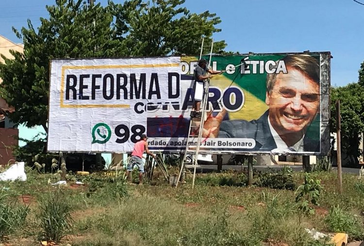 EM ARIQUEMES: MP consegue decisão para retirada de outdoor irregular de Bolsonaro