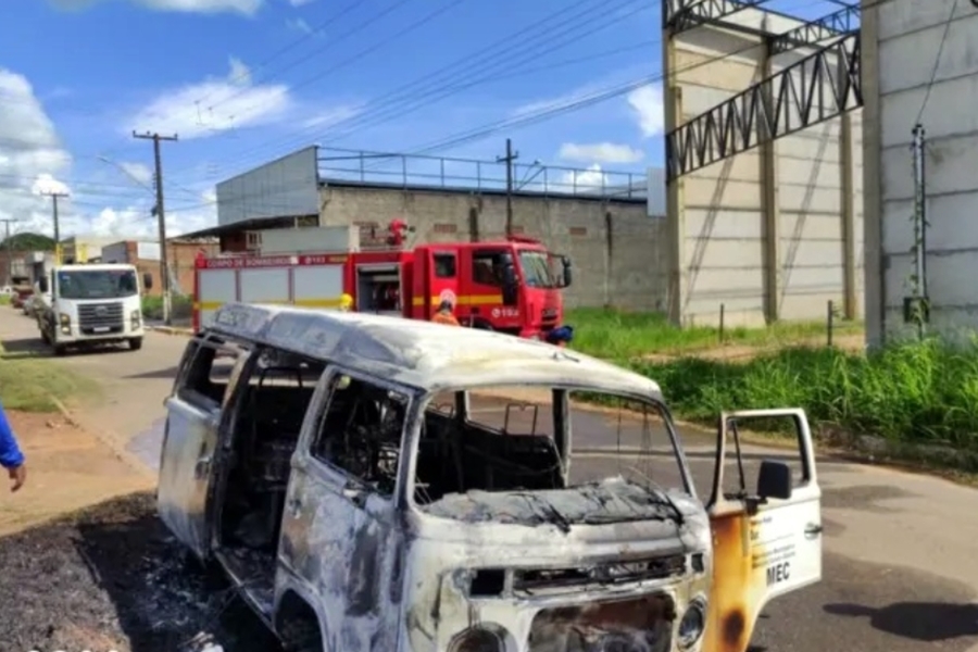 INCÊNDIO: Galão de gasolina vira e veículo da prefeitura pega fogo em cidade de Rondônia