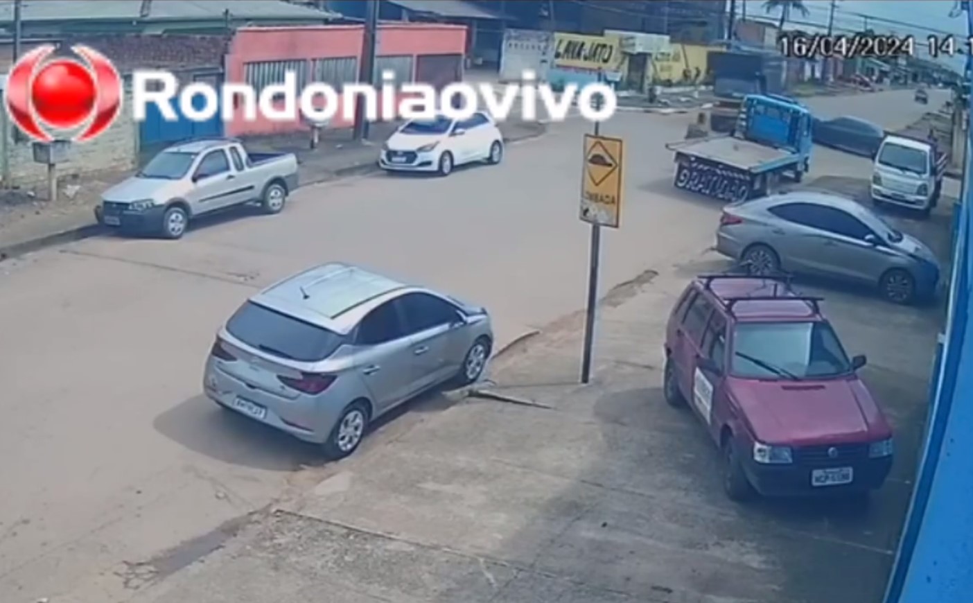 VÍDEO: Motorista de Vectra invade preferencial e atinge em cheio caminhão de som