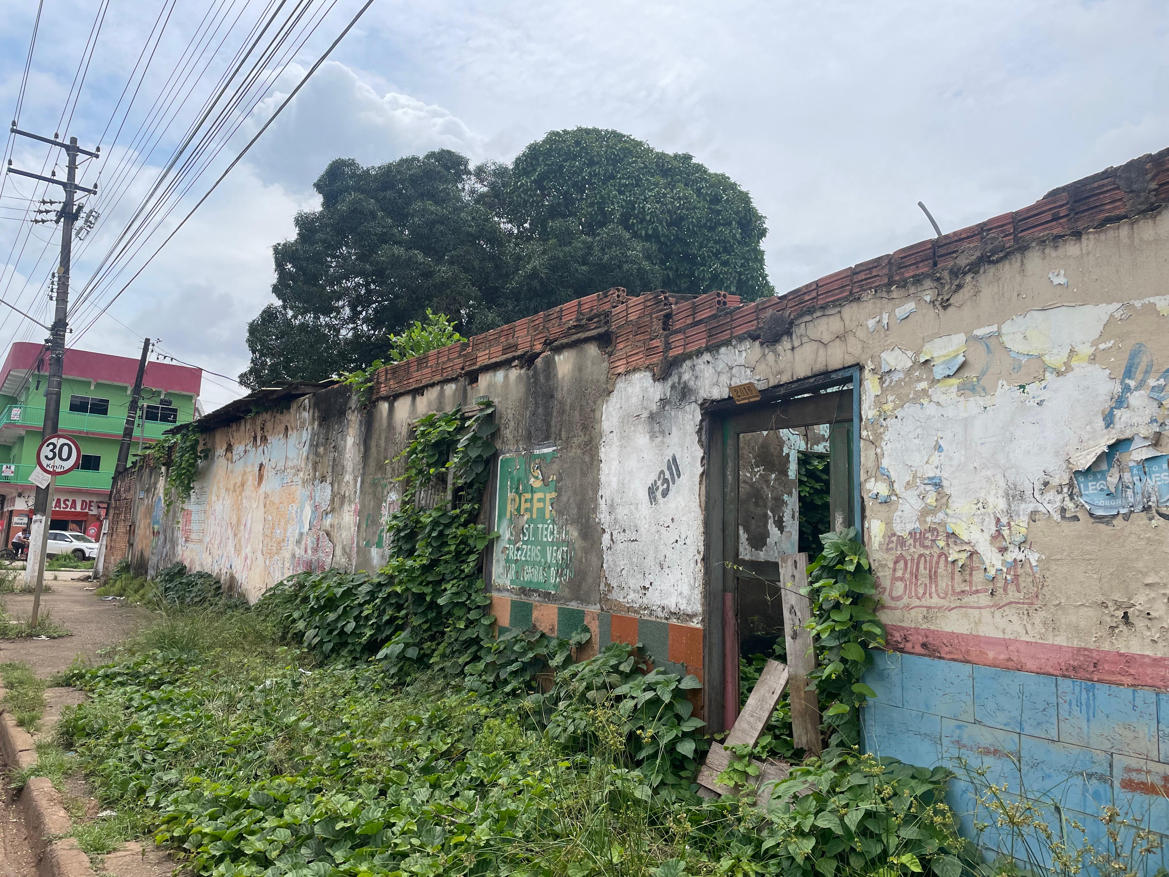 ABANDONADO: Terreno baldio preocupa moradores do São Sebastião em Porto Velho