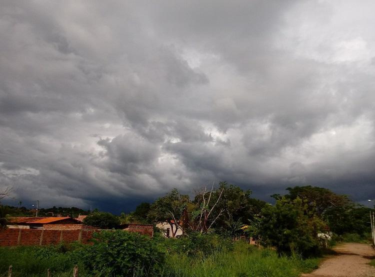 DÁ-LHE ÁGUA: Domingo (14) de céu nublado e chuvas em RO, inclusive em Vale de Anari
