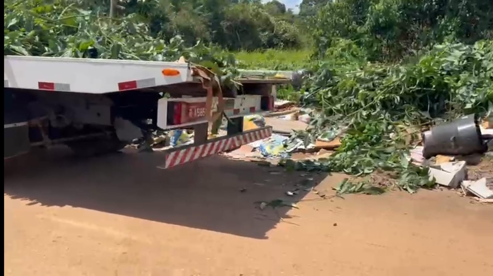 CENAS DA CIDADE: Caminhão é flagrado despejando lixo em via pública na capital