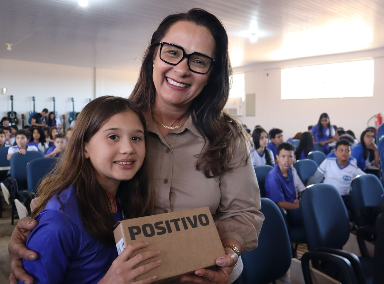 ROSANGELA DONADON: Deputada entrega Tablets para alunos e ação repercute positivamente