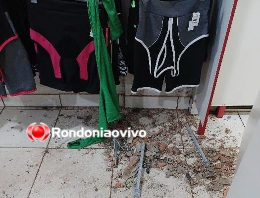 NA AMADOR: Bandidos fazem buraco e furtam 20 relógios e dinheiro em loja