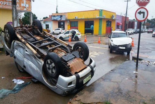 Motorista Capota Caminhonete Ap S Bater Em Carro Da Prefeitura