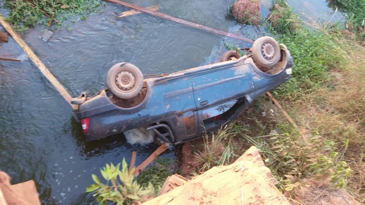 EMBRIAGADO: Motorista perde o controle de veículo e despenca dentro de rio