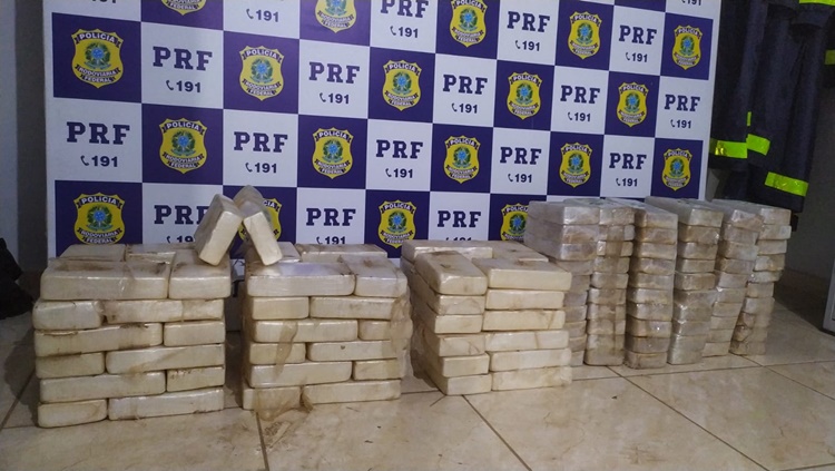 TRÁFICO MILIONÁRIO: Caminhoneiro é preso transportando mais de 140 de cocaína na BR-364