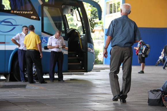 INTERESTADUAL: Idoso com vaga grátis em ônibus não precisa pagar taxas de pedágio e embarque