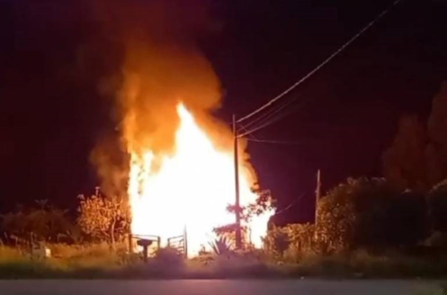 TRANSTORNADO: Homem ateia fogo em imóvel e ameaça Bombeiros com foice