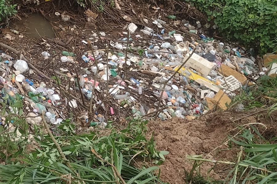 DESCARTE IRREGULAR: Prefeitura de PVH faz alerta sobre acúmulo de lixo em bueiros e canais