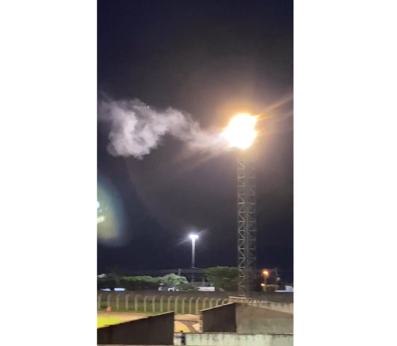 PERIGO: Iluminação recém ‘consertada’ pega fogo no estádio Portal da Amazônia em Vilhena