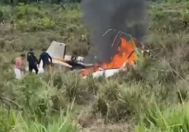 TRAGÉDIA: Avião cai e explode em fazenda no Acre; uma pessoa morre e 5 ficam feridas