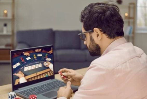 PRATICIDADE: Por que é mais fácil jogar poker online do que poker ao vivo 