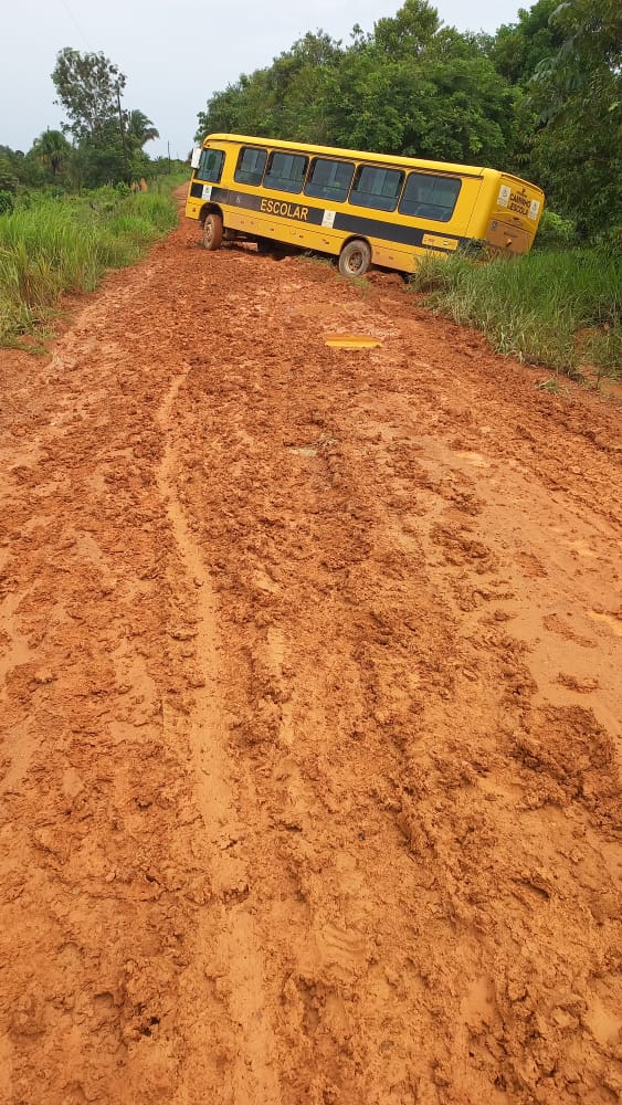 ONIBUS ESCOLAR AO EXTREMO NAS ESTRADAS DE TERRA E ATOLEIROS! 