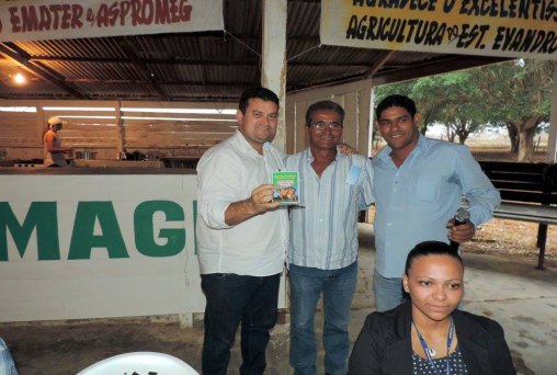 Ezequiel prestigia entregas aos agricultores e anuncia emendas 