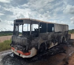 Ônibus casa de circo pega fogo na BR-364