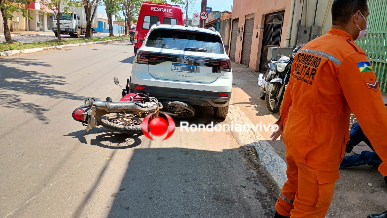 COLISÃO: Dois motociclistas ficam feridos em acidente envolvendo três veículos 