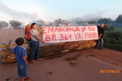 Manifestantes do distrito de Extrema fecham BR 364 e exigem presença do governador - FOTOS
