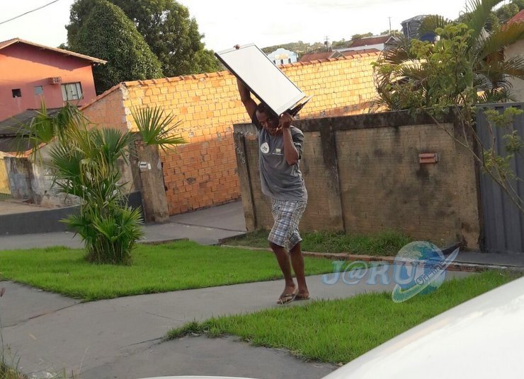 NO FLAGRA: Homem é fotografado no exato momento em que furtava televisor de residência