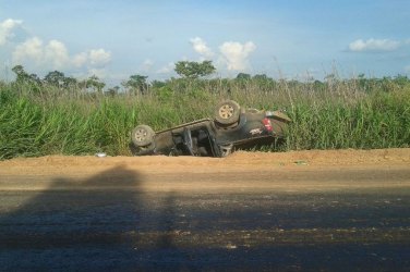 Caminhonete capota na BR-425 ao tentar desviar de motocicleta