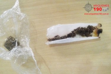 Homens fumam maconha em público e são presos