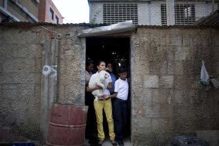 Multidão mata homem queimado na Venezuela