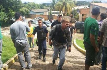 Bando invade quartel da PM rouba armamento pesado e assalta bancos