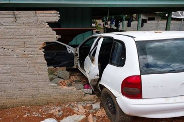 Motorista invade residência e atropela crianças que brincavam no quintal