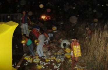 JARU - Caminhão carregado de cerveja tomba na BR 364 – Fotos