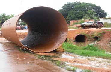 DO ASFALTO À LAMA – Obra inacabada de saneamento básico do bairro São Cristovão prejudica feira livre e trânsito – FOTOS