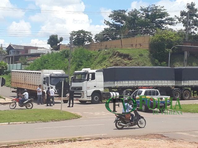 Caminhão colide contra carreta na BR-435 e motorista é preso por embriaguez