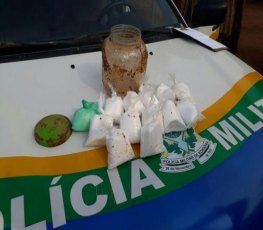 NO QUINTAL DE CASA: Homem encontra droga ao cavar buraco