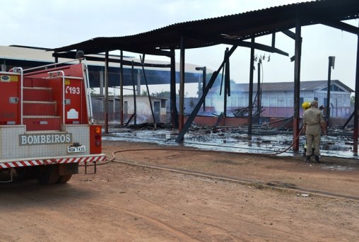 Galpão abandonado pega fogo na capital