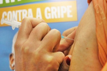 Vacinação contra gripe começa em todo país; grávidas e idosos devem tomar