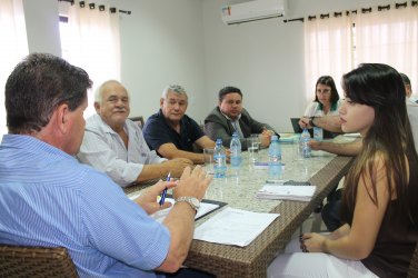 Reunião discute construção de estacionamentos em Avenida 