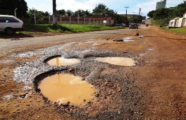 CENA DA CIDADE – Buraqueira em via pública causa transtorno aos motoristas e destrói carros no centro da capital - FOTOS