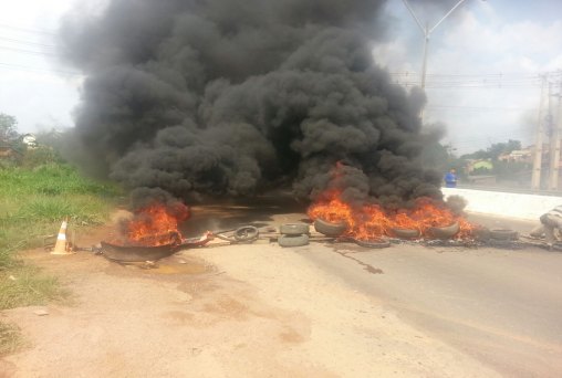 Moradores sem energia elétrica fecham trecho da BR 364 na capital - VÍDEO