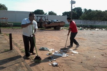 Prefeitura retira lixo acumulado no mercado público municipal