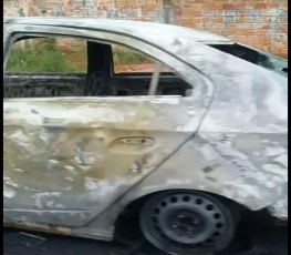 INCÊNDIO: Carro é destruído por fogo em Porto Velho