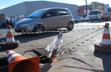 Buraco embaixo de semáforo de principal avenida do centro da capital deixa trânsito caótico – Confira fotos