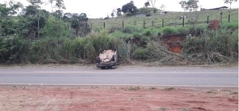 ACIDENTE: Buraco na pista teria sido causa de capotamento de veículo