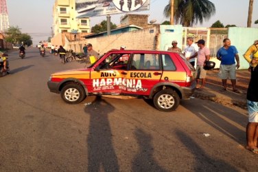 Motorista desatento avança cruzamento e bate em carro de auto-escola
