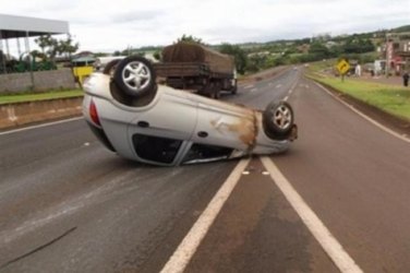 Motorista capota carro após dormir ao volante