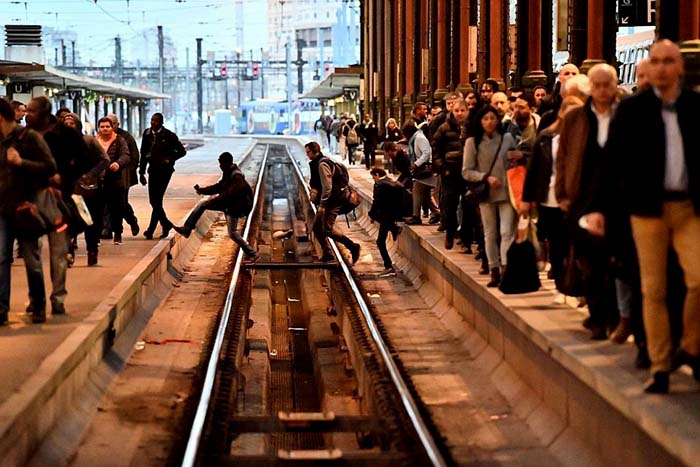 Com milhões de pessoas afetadas, França vive segundo dia de greve nos trens