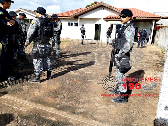 Mulher é morta a tiros durante roubo à residência