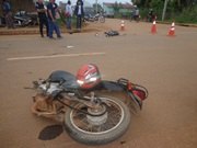 Acidente grave na zona Leste envolve moto e um carro - FOTOS