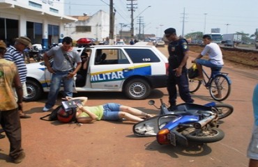 Acidente que envolve moto e ciclista provoca engarrafamento em trecho do Trevo do Roque - Fotos